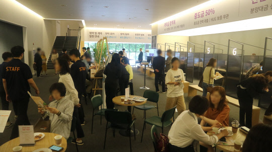 e편한세상 시티 과천 견본주택 방문객들의 모습. <이상현 기자>
